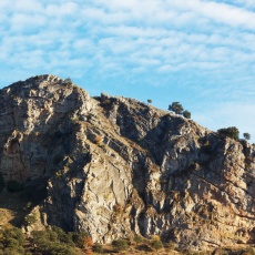 montaña con rocas